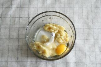 压成泥的香蕉放入料理机中，加入鸡蛋、牛奶、糖。