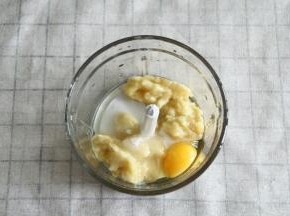 压成泥的香蕉放入料理机中，加入鸡蛋、牛奶、糖。