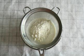 奶粉、蛋糕粉、泡打粉提前混合均匀，然后过筛进去。