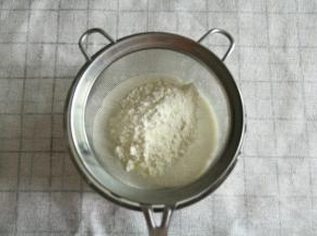 奶粉、蛋糕粉、泡打粉提前混合均匀，然后过筛进去。