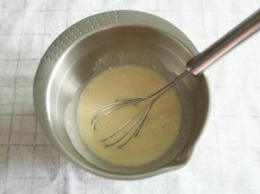 搅打均匀后倒入干净盆中。方便舀面糊。淋入10克蜂蜜，继续搅打均匀。然后用保鲜膜贴面静置5分钟。