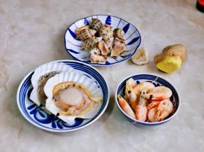 准备食材，自己喜欢的海鲜都可以。
