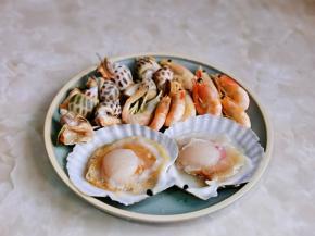 将海鲜清洗干净摆盘。