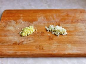 姜蒜去皮切碎。