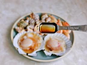 加入一勺料酒，淋在所有海鲜上。