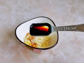 葱姜碎放小碗中，加入生抽。