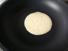 小火煎到开始冒出密集小气泡。期间不要挪动哈！