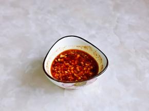 再加入一勺凉开水搅拌均匀，放旁边备用。