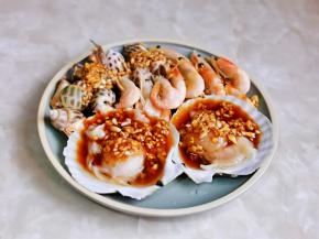 再把做好的姜蒜汁淋在海鲜上。