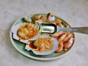 取出蒸好的海鲜，淋上一勺热油。