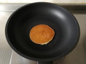 然后用刮刀铲起，翻面煎另一面。