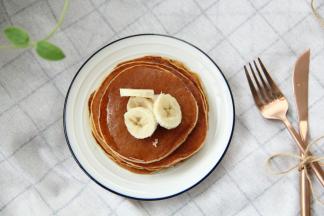 煎熟后铲到冷凉架上冷凉，继续操作其余面糊。然后装盘即可！再淋上一点蜂蜜，放上香蕉块，就可以开吃啦！女儿吃的很欢！