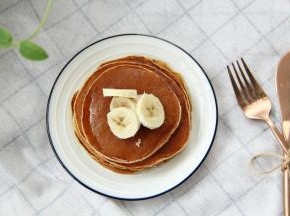 煎熟后铲到冷凉架上冷凉，继续操作其余面糊。然后装盘即可！再淋上一点蜂蜜，放上香蕉块，就可以开吃啦！女儿吃的很欢！