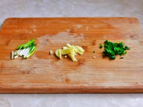 葱姜去皮切好，葱白与葱叶分开切。