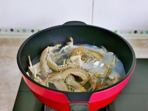 锅中水烧开后下皮皮虾焯水，大火烫30秒捞出。