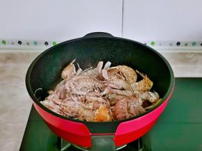 再加入皮皮虾小火翻炒均匀。