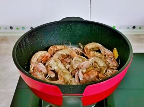 盖上盖子中小火焖煮10分钟左右。