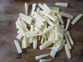 土豆削皮切成五六毫米宽的条，如果很湿就用厨房纸吸干水。