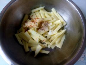 土豆条加1点盐，一点五香粉，一点辣椒粉，调料不要太多了，烤糊了会发苦。再加1汤匙油，拌匀。