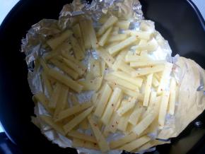 炸篮铺一层锡纸，将土豆条平铺好，尽量不要叠起来。180度先烤10分钟。