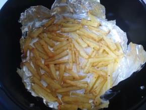 取出炸篮，将土豆条翻面，再烤5分钟。后面再烤的时间就以5分钟为一次，烤到自己中意的程度。