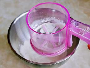 将低筋面粉筛入热玉米油中。（面粉过细筛不可以省略）