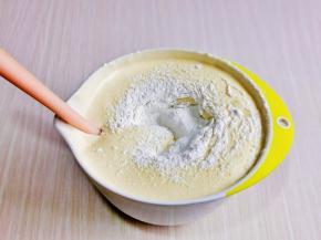 用无油无水的硅胶铲翻拌均匀无干粉。（手法一定要注意，切记一定要翻拌的手法，避免消泡现象）