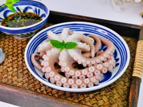 吃的时候蘸上酱汁，鲜美至极。