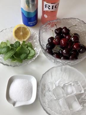 准备好食材，樱桃和薄荷叶用淡盐水泡过之后洗净，柠檬也用盐搓洗干净，冰块提前用矿泉水或纯净水冻好。