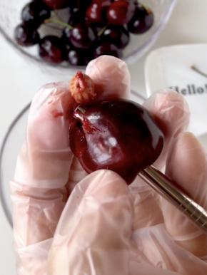 樱桃去掉梗，插入吸管，可以轻松去籽。去掉10个樱桃籽，留一个完整的装饰用。