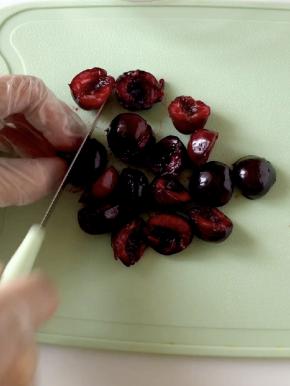 把去好籽的樱桃对半切好。