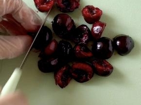 把去好籽的樱桃对半切好。