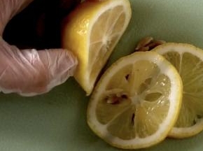 柠檬切下两片。
