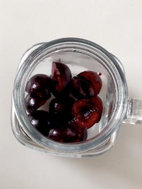 把樱桃放入玻璃杯。