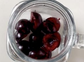 把樱桃放入玻璃杯。