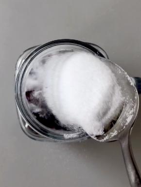 加入一勺白砂糖。