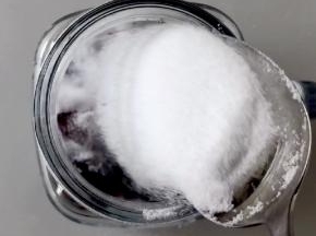 加入一勺白砂糖。