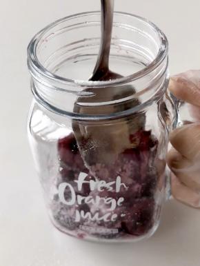 用钢勺捣一捣，腌制片刻。