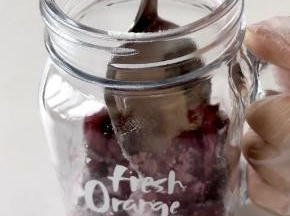 用钢勺捣一捣，腌制片刻。