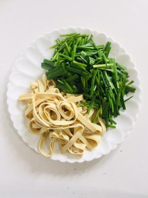 千张清洗干净切成条状，韭菜清洗干净切成段备用！