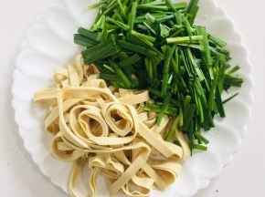 千张清洗干净切成条状，韭菜清洗干净切成段备用！