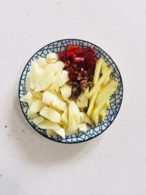 蒜瓣拍碎切成小丁，生姜切成丝，干辣椒切成段，花椒10粒备用！