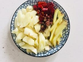 蒜瓣拍碎切成小丁，生姜切成丝，干辣椒切成段，花椒10粒备用！