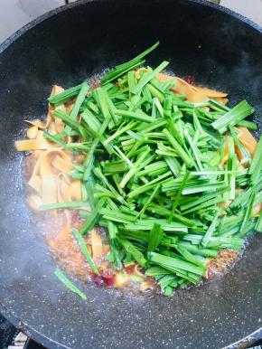 加入韭菜段翻炒均匀！