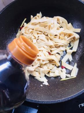 放入两勺生抽！