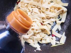 放入两勺生抽！