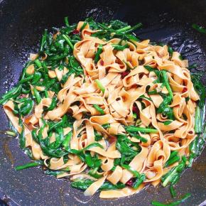 起锅前加入适量的水淀粉勾芡即可！