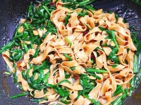 起锅前加入适量的水淀粉勾芡即可！