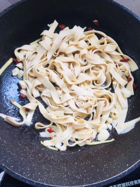 放入千张翻炒片刻！