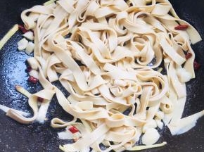 放入千张翻炒片刻！